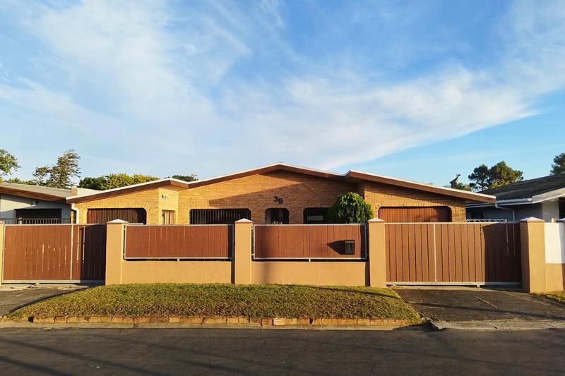4 Bedroom Property for Sale in Peerless Park East Western Cape